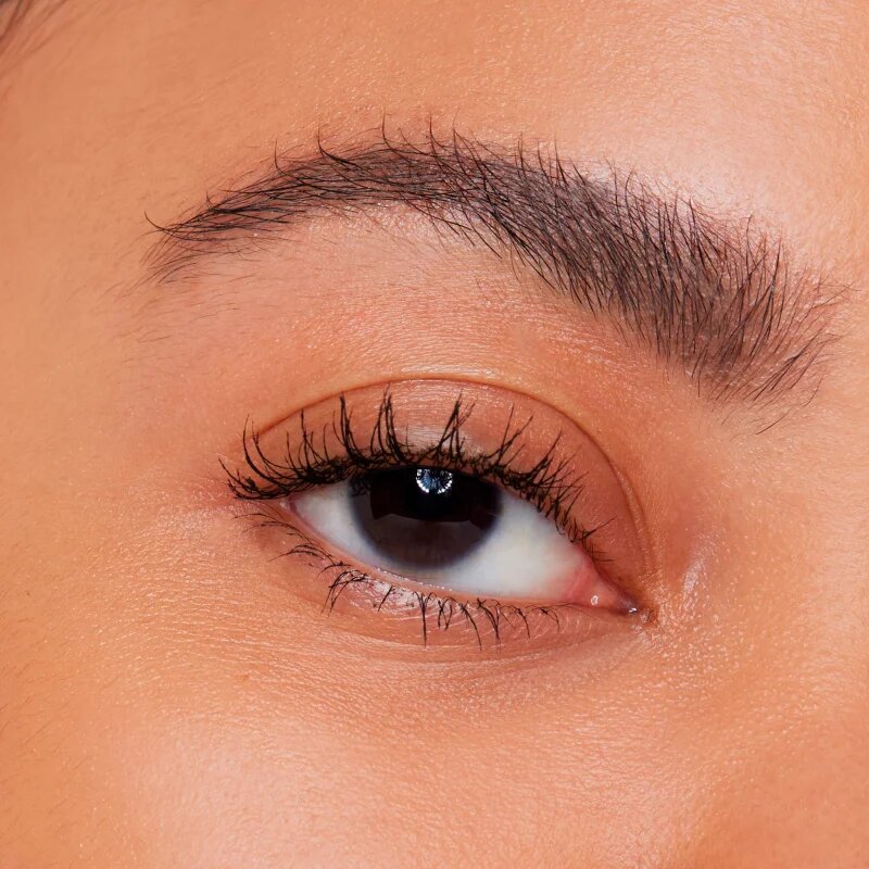essence Lash Like a Boss dúsító hosszabbító szempillaspirál mely szétválasztja a pillákat árnyalat Ultra Black 95 ml
