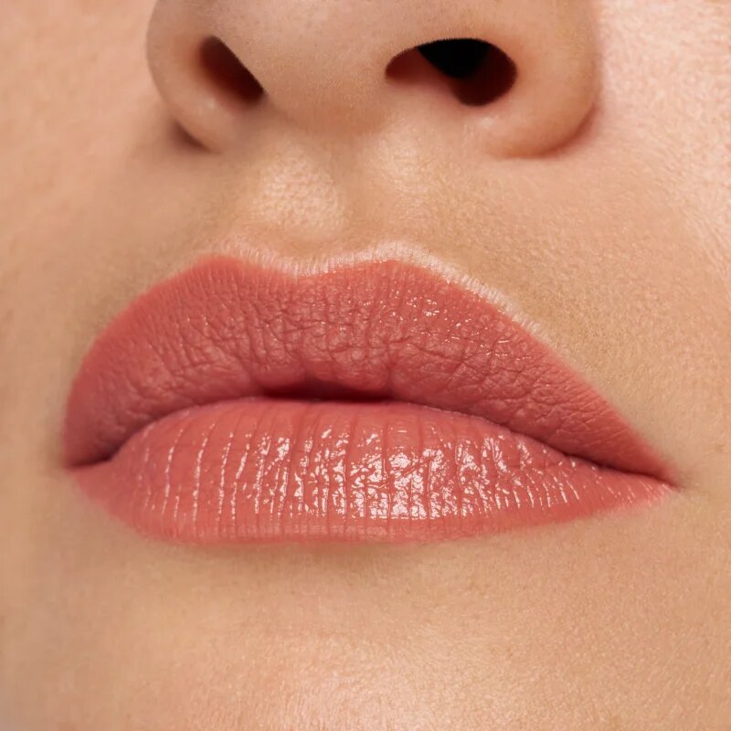essence satin GLOW krémes rúzs szatén finish-el árnyalat 01 Whole Latte Love 3.5 g