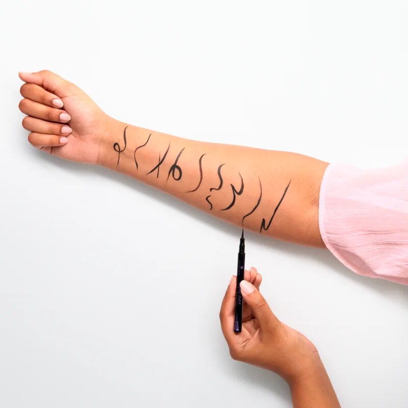 essence Super Fine Liner Pen széles applikátorú szemhéjtus 1 ml