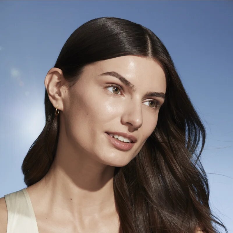 Estée Lauder Futurist SkinTint Serum Foundation With Botanical Oil Infusion SPF 20 ápoló alapozó SPF 20 árnyalat 2W1 Dawn 30 ml