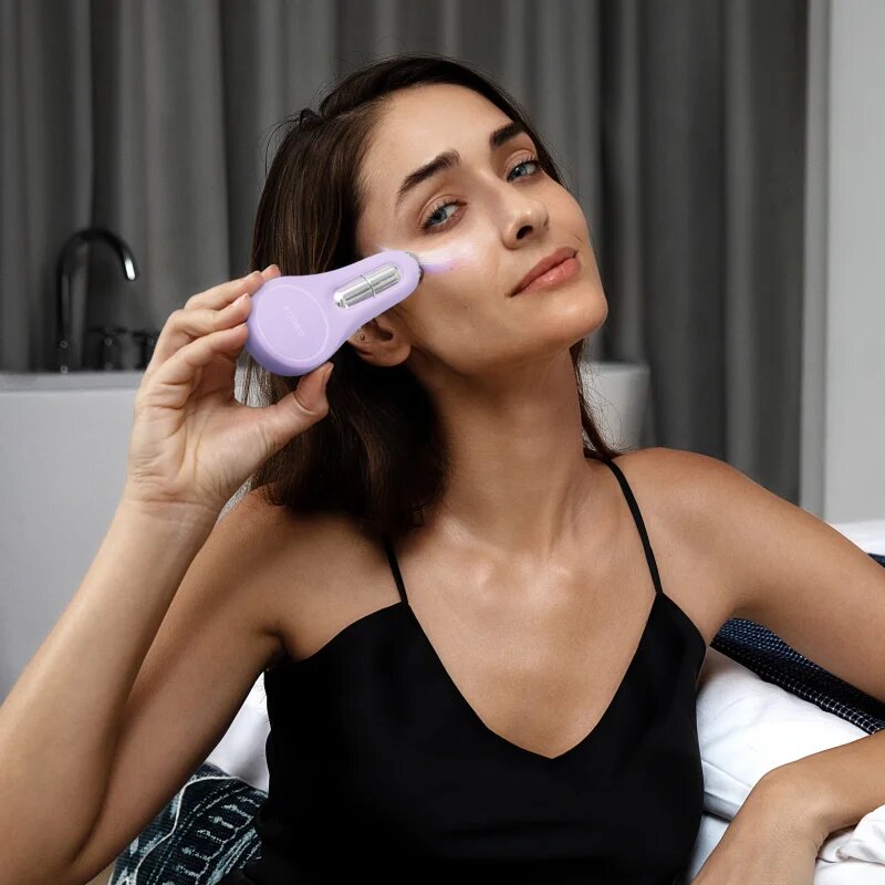 FOREO BEAR™ 2 eyes & lips mikroáramos tonizáló készülék a szem köré és a szájra Lavender 1 db