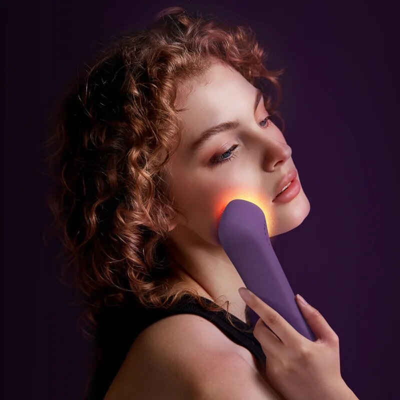 FOREO FAQ™ 501 ránctalanító és arcsimító készülék vörös LED-fénnyel 1 db