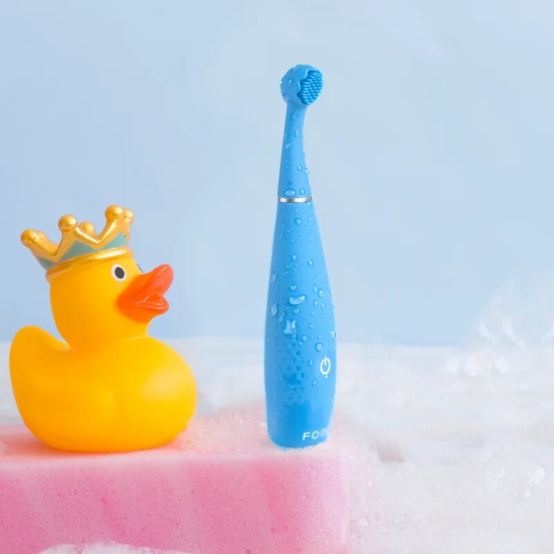 FOREO ISSA™ 4 Baby elektromos fogkefe gyermekeknek újszülöttkortól 3 éves korig Bubble Blue 1 db