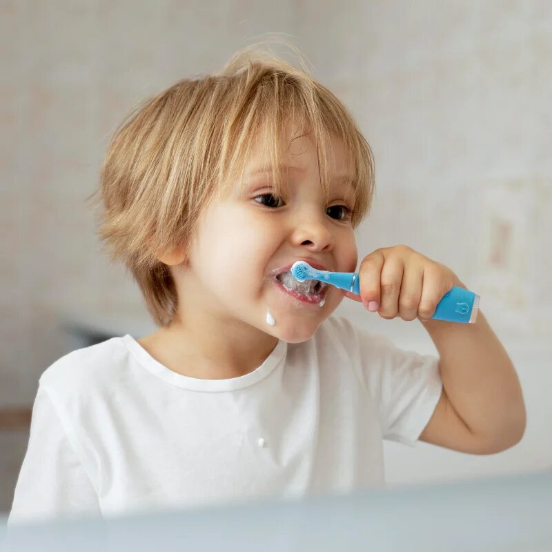 FOREO ISSA™ 4 Baby elektromos fogkefe gyermekeknek újszülöttkortól 3 éves korig Bubble Blue 1 db