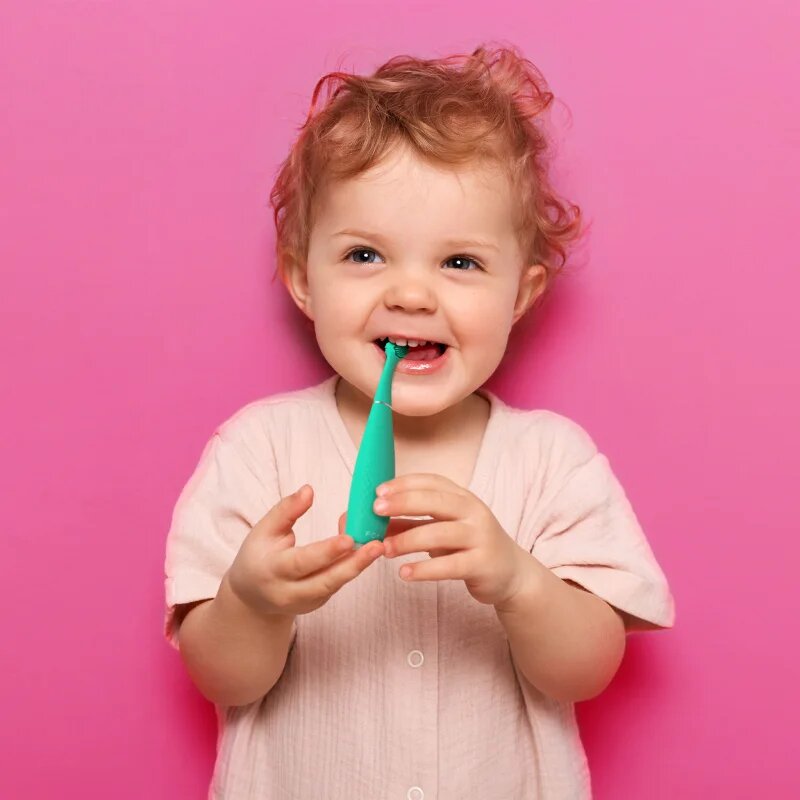 FOREO ISSA™ 4 Baby elektromos fogkefe gyermekeknek újszülöttkortól 3 éves korig Kiwi Green 1 db