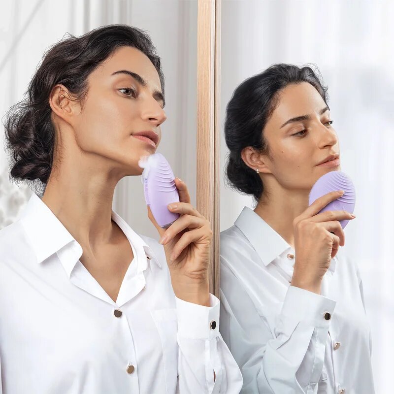 FOREO LUNA™4 masszázs eszköz arctisztításhoz és arcfeszesítéshez az érzékeny arcbőrre