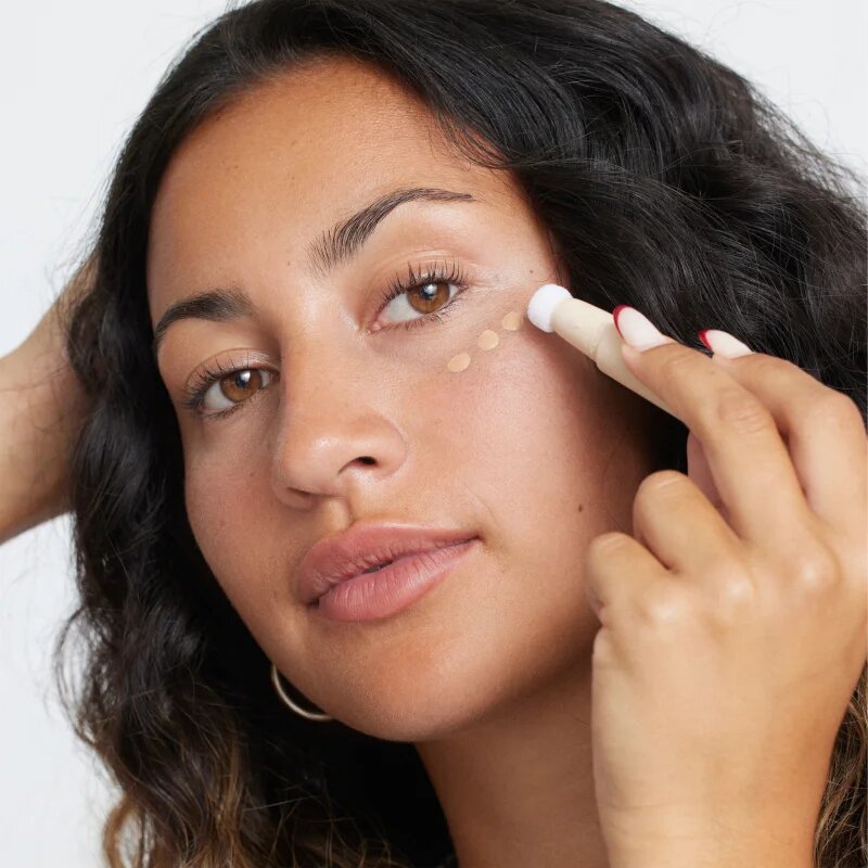 GOSH COPENHAGEN Bright'n Conceal élénkítő korrektor a szem alatti sötét karikákra árnyalat Adjusting Skin 12 ml