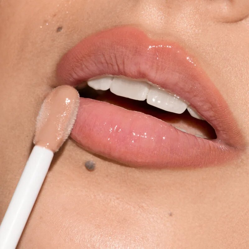 GOSH COPENHAGEN Lip Filler dúsító ajakfény 004 Mocha Mousse 5 ml