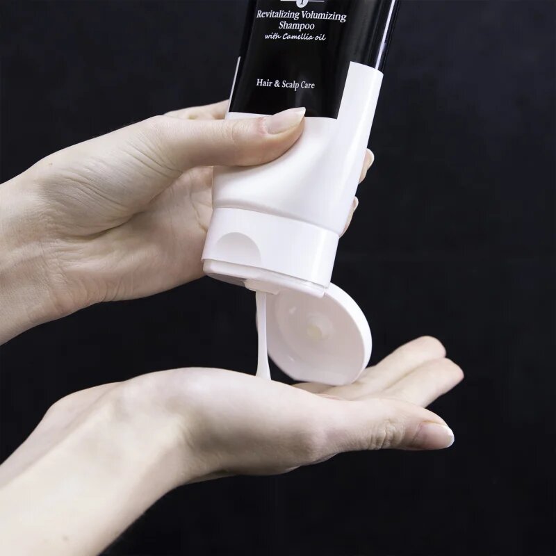 Hair Rituel by Sisley Revitalizing Volumizing Shampoo with Camellia oil tömegnövelő sampon a selymes hajért szulfátmentes 200 ml