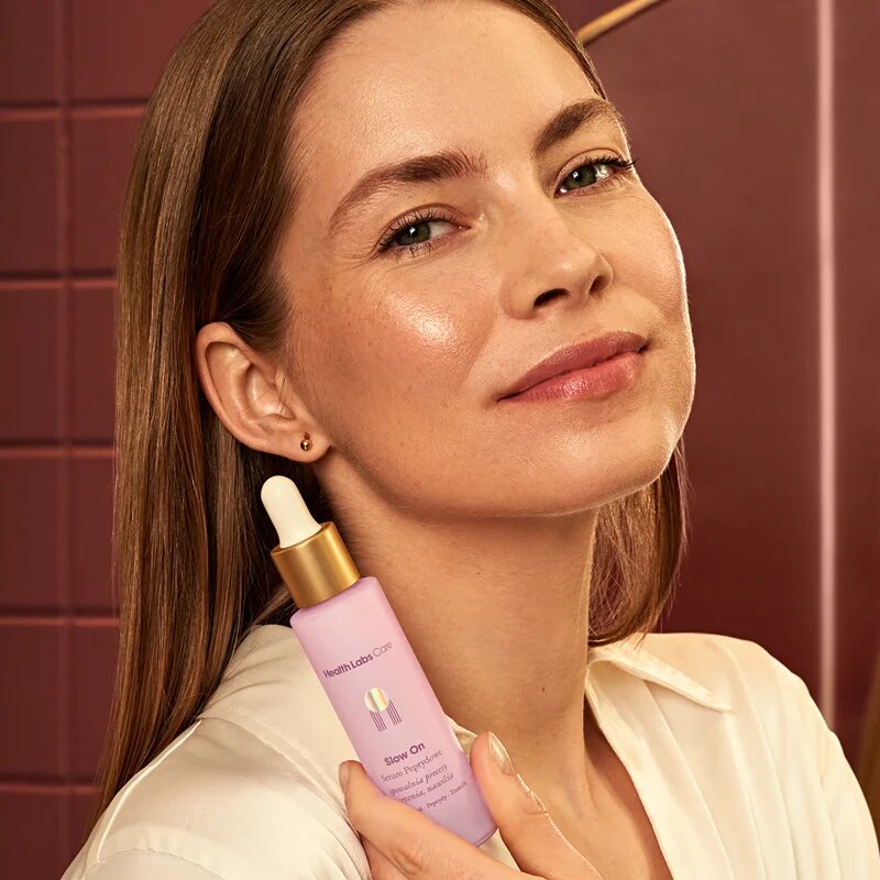 Health Labs Care Slow On tápláló és hidratáló szérum az arcbőr élénkítésére peptidekkel 30 ml