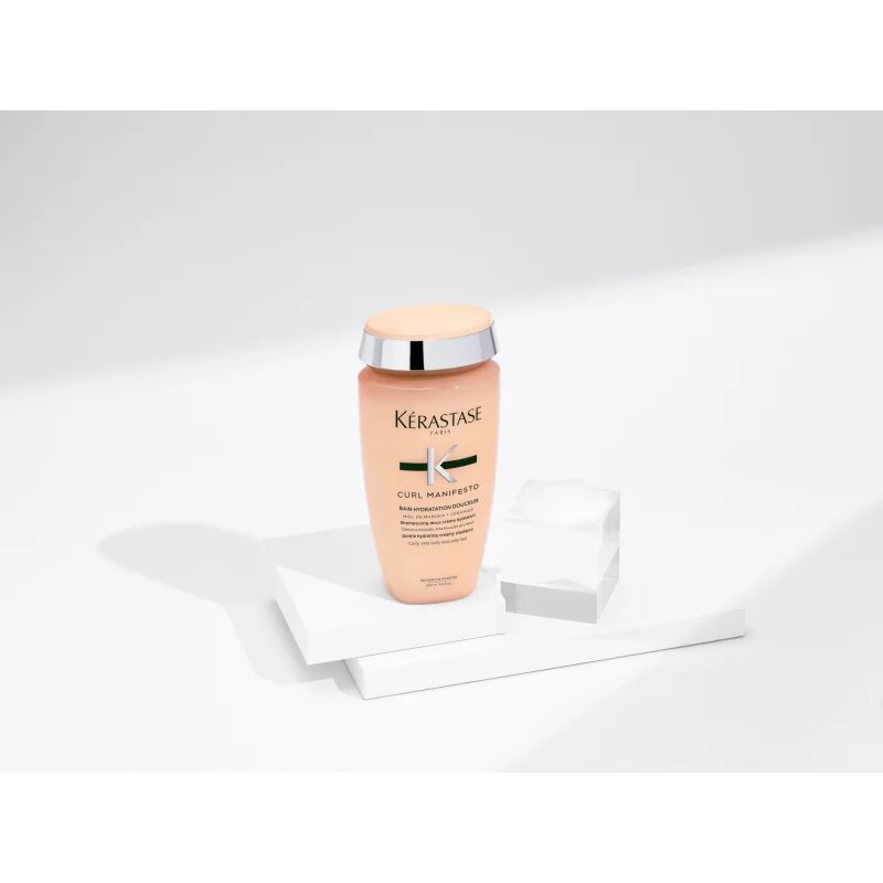 Kérastase Curl Manifesto Bain Hydratation Douceur tápláló sampon a hullámos és göndör hajra 250 ml