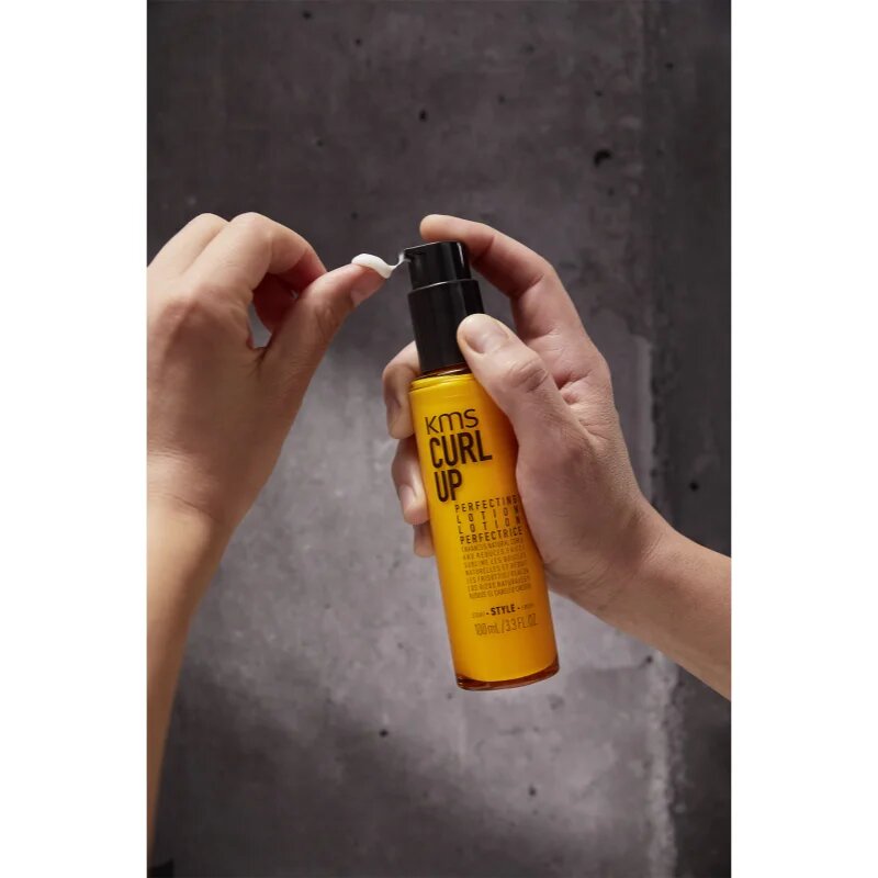 KMS Curl Up Perfecting Lotion styling tej a hullámos és göndör hajra 100 ml
