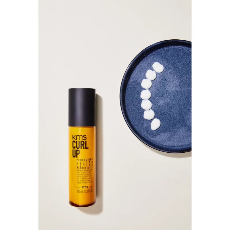 KMS Curl Up Perfecting Lotion styling tej a hullámos és göndör hajra 100 ml