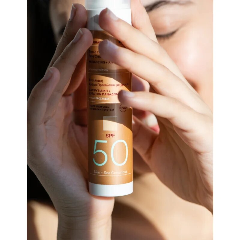 Korres Red Grape Tinted Daily Sunscreen színező napozókrém egységesíti a bőrszín tónusait SPF 50 50 ml