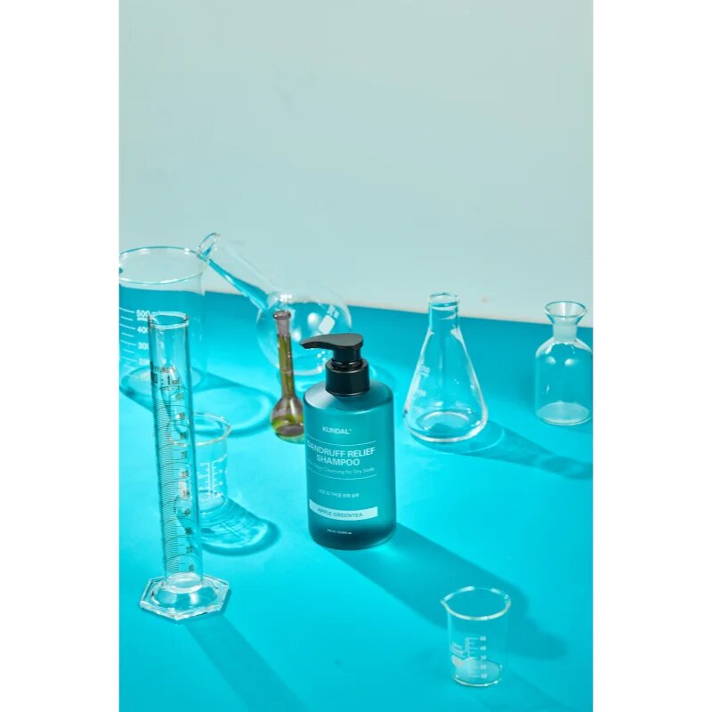 KUNDAL Dandruff Relief Shampoo Apple Green Tea sampon korpásodás és viszketés ellen száraz bőrre 500 ml