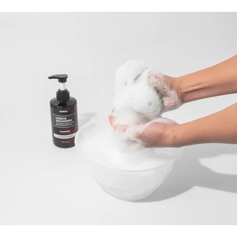 KUNDAL Honey & Macadamia White Musk természetes sampon száraz és sérült hajra 500 ml