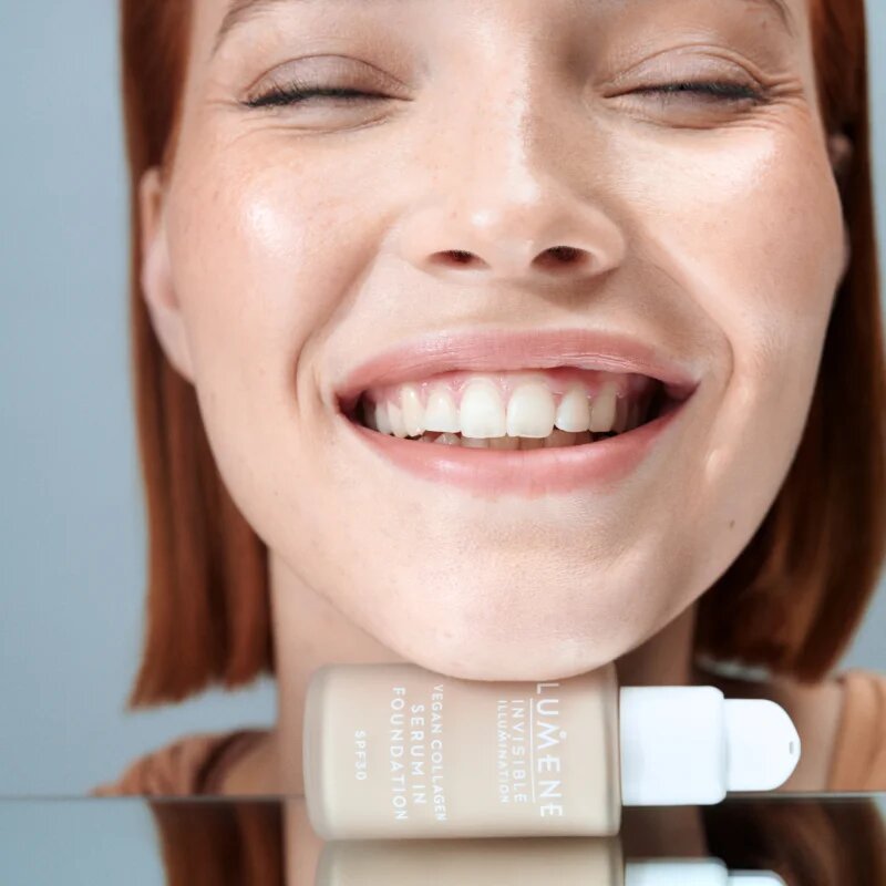 Lumene Invisible Illumination Vegan Collagen Serum in Foundation könnyű alapozó tápláló hatással SPF 30 1.5 30 ml