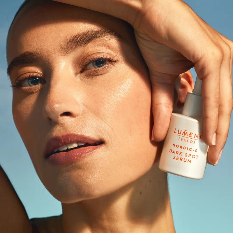 Lumene Nordic-C [VALO] Dark Spot Serum bőrélénkítő szérum C-vitaminnal a pigment foltok ellen 30 ml