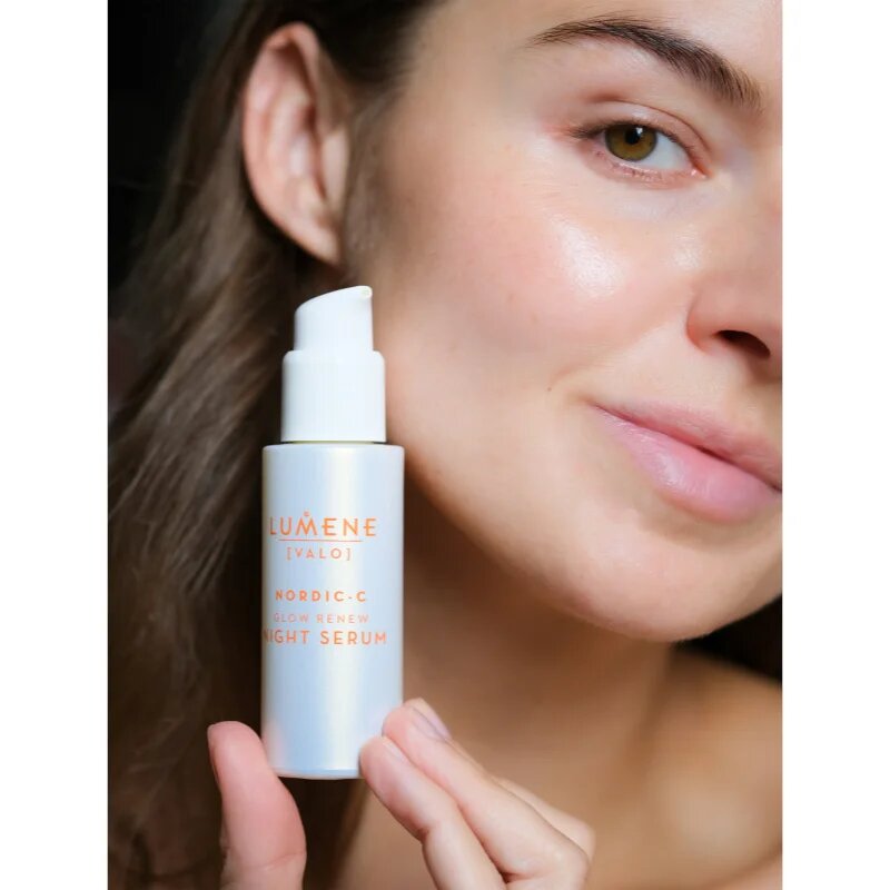 Lumene Nordic-C [VALO] Glow Renew éjszakai szérum az élénk és kisimított arcbőrért 30 ml