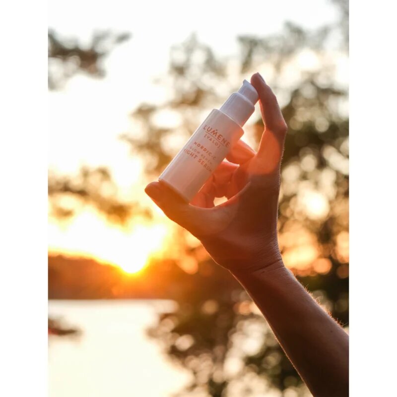 Lumene Nordic-C [VALO] Glow Renew éjszakai szérum az élénk és kisimított arcbőrért 30 ml
