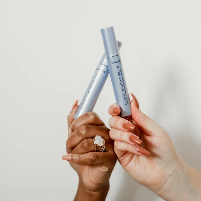 Lumene Nordic Makeup Blueberry Sensitive ápoló szempillaspirál érzékeny szemre árnyalat Black 9 ml