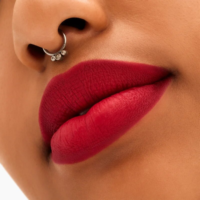 MAC Cosmetics Locked Kiss 24h Lipstick Ultra matt hosszantrató rúzs árnyalat Ruby True 18 g