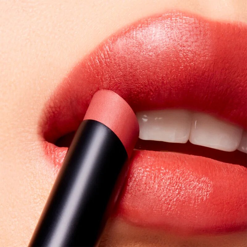 MAC Cosmetics Powder Kiss Velvet Blur Slim Stick hidratáló matt rúzs árnyalat Sweet Cinnamon 2 g