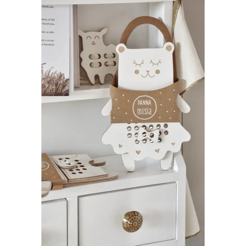 Milin Wooden Lacing Toy Mrs. Teddy interaktív játék 22 cm x 16 cm x 07 cm 1 db