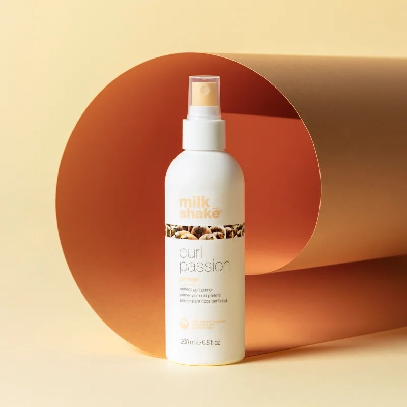 milk_shake® Curl Passion leöblítést nem igénylő ápolás göndör hajra 200 ml