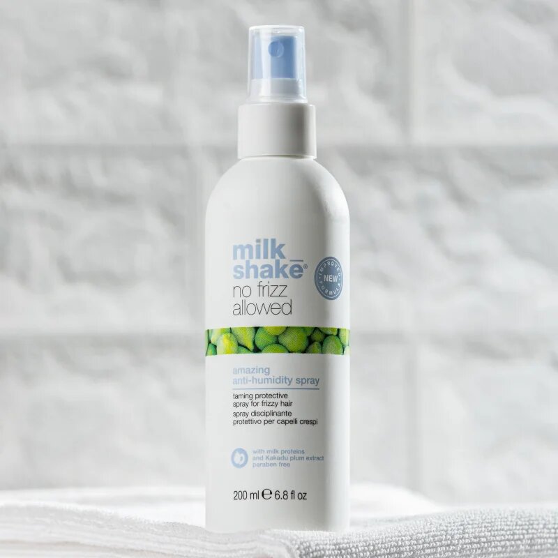 milk_shake® No Frizz Allowed Amazing Anti-Humidity Spray formázó védő spray hajra töredezés ellen 200 ml