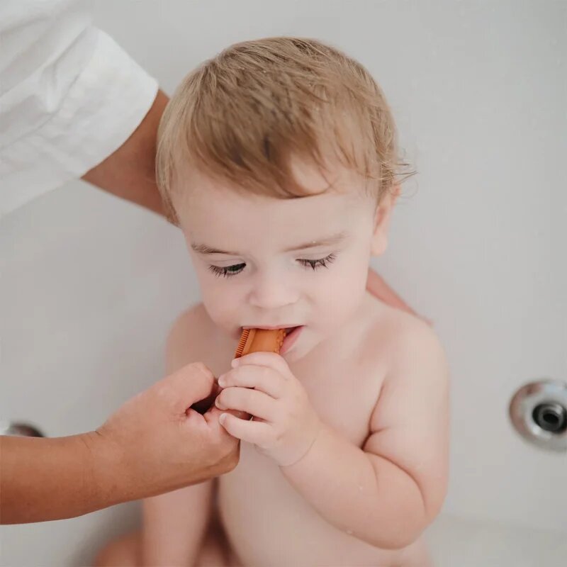 Mushie Finger Toothbrush ujjra húzható fogkefe gyermekeknek Clay/Shifting Sand 2 db