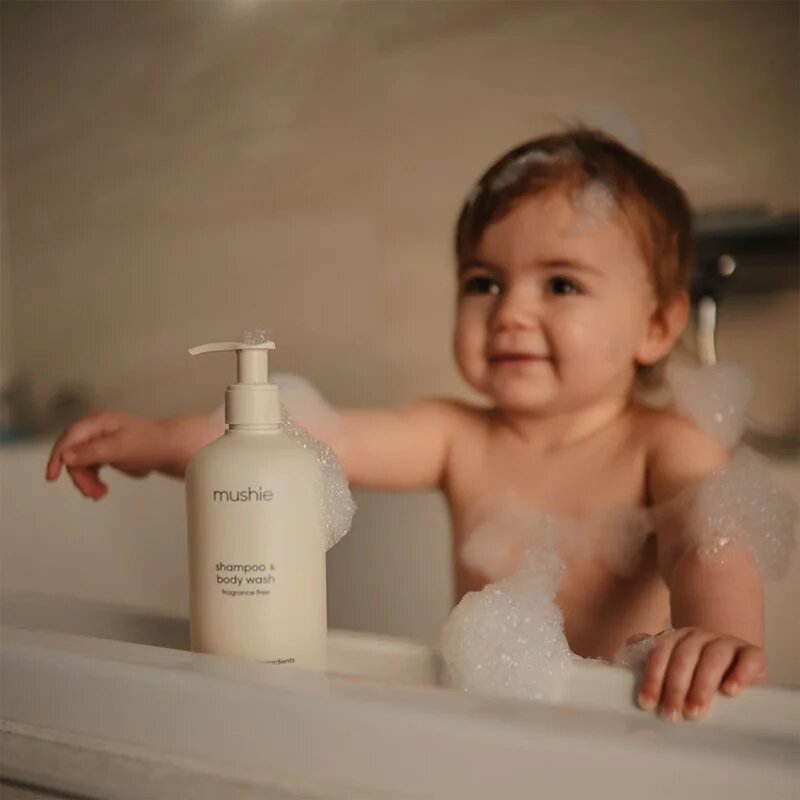 Mushie Organic Baby tusfürdő gél és sampon 2 in 1 gyermekeknek 400 ml