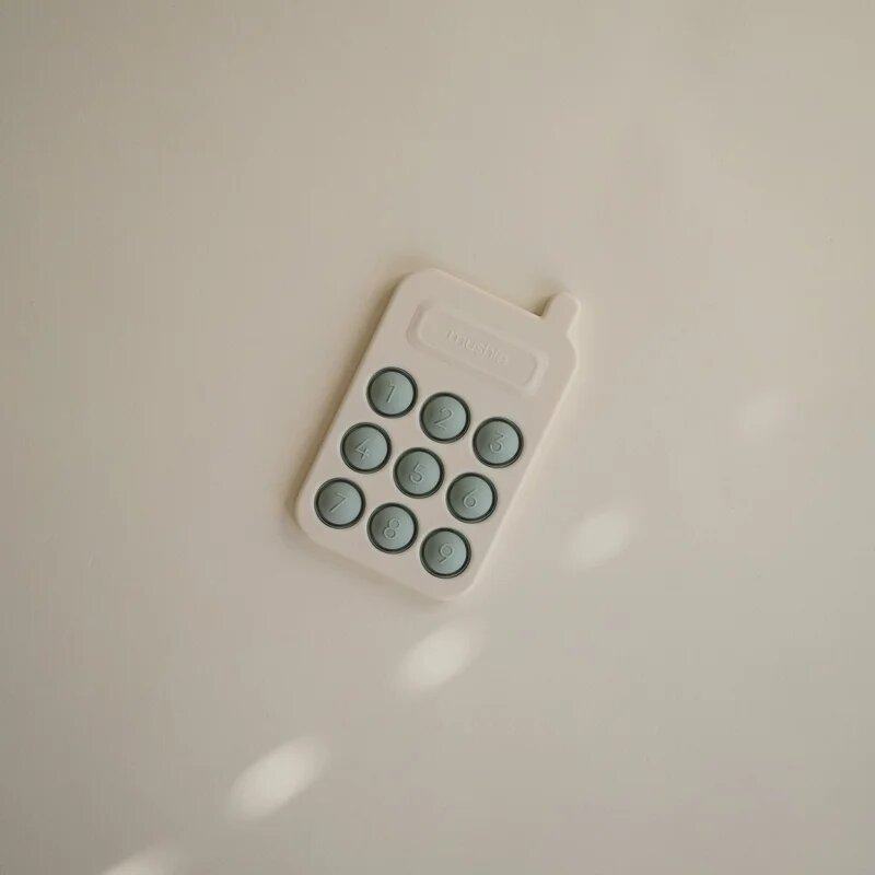 Mushie Pop-It Phone interaktív játék gyermekeknek Cambridge Blue 10m+ 1 db