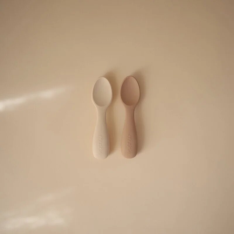 Mushie Toddler Starter Spoons kiskanál Natural/ Shifting Sand 12m+ 2 db