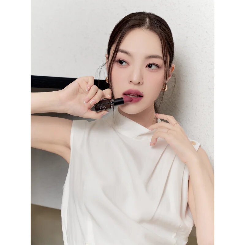 MUZIGAE MANSION Moodwear Blur Lipstick hidratáló matt rúzs árnyalat 007 Hippy 4 g