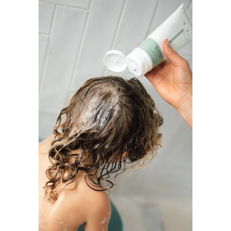 Naif Baby & Kids Shampoo finom állagú tisztító sampon gyermekeknek 200 ml