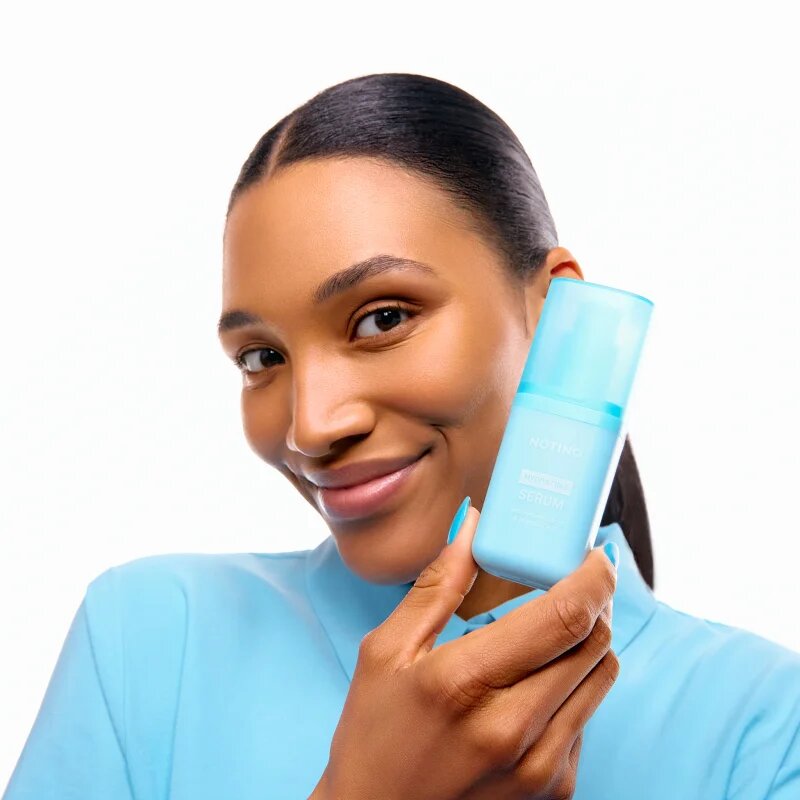 Notino Hydrating Serum with Hyaluronic Acid & Vitamins C + E hidratáló szérum az élénk és kisimított arcbőrért 30 ml