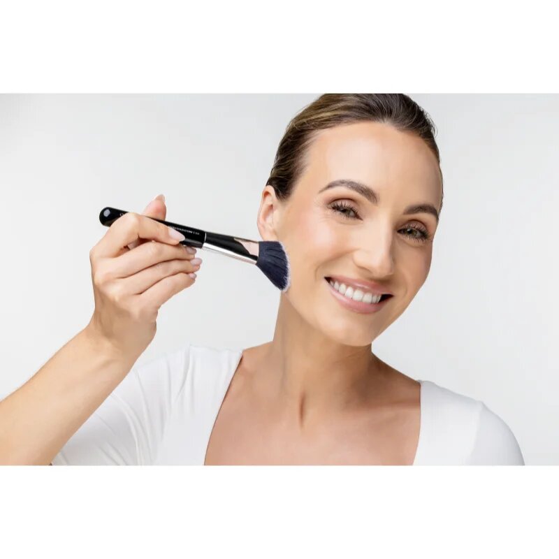Notino Makeup Brushes Professional Angled Blush Make-Up Brush 161 púderecset az arcra (arcpír ecset) 1 db