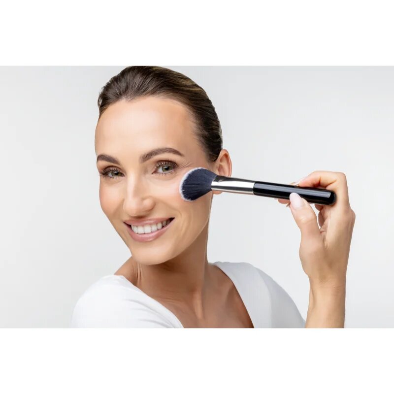 Notino Makeup Brushes Professional Angled Blush Make-Up Brush 161 púderecset az arcra (arcpír ecset) 1 db