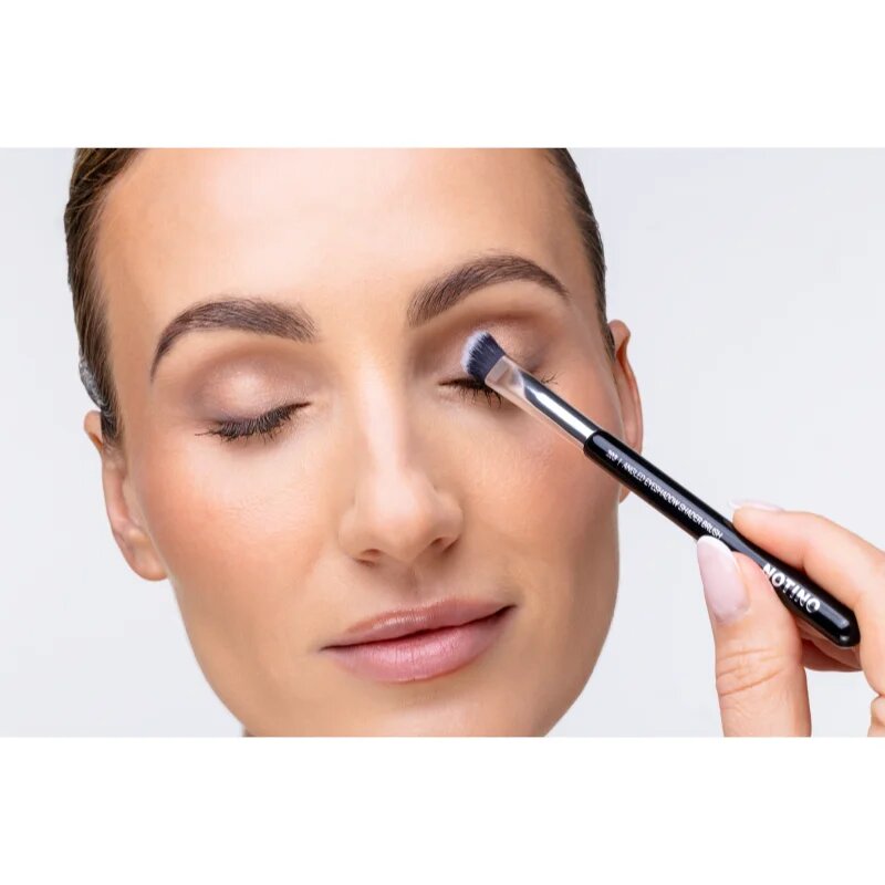 Notino Makeup Brushes Professional Angled Eyeshadow Shader Make-Up Brush 203 ecset az alap szemhéjfestékekre 1 db