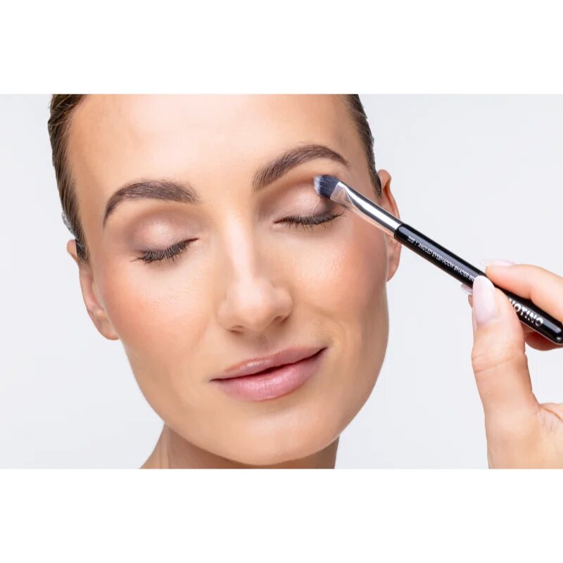 Notino Makeup Brushes Professional Angled Eyeshadow Shader Make-Up Brush 203 ecset az alap szemhéjfestékekre 1 db