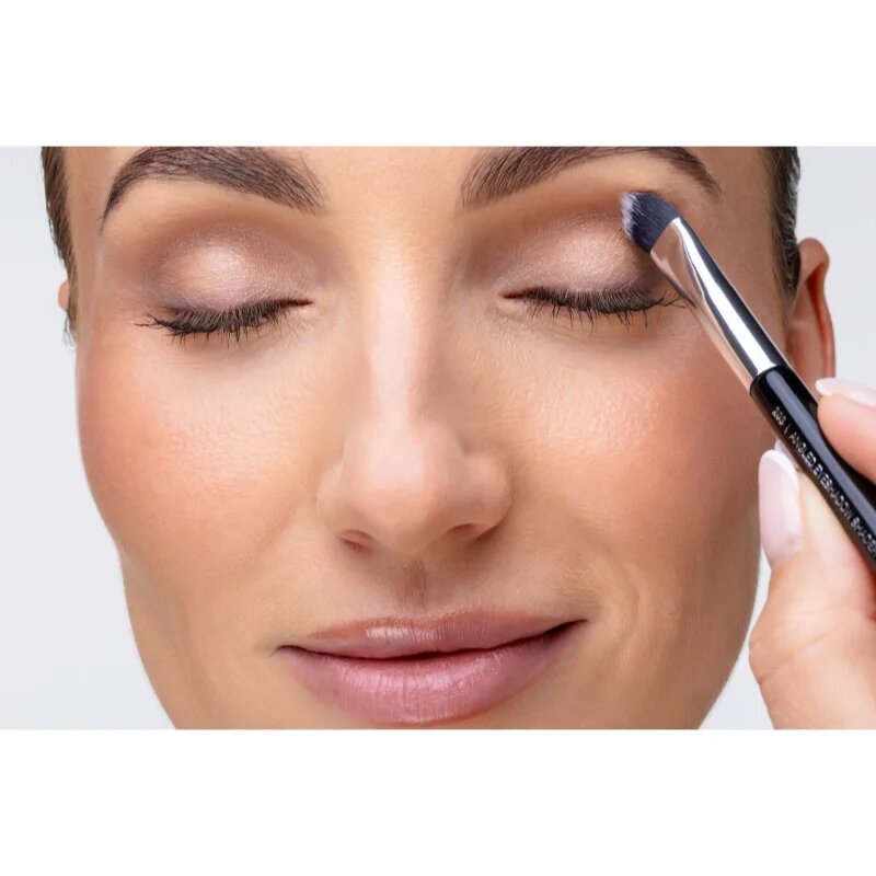 Notino Makeup Brushes Professional Angled Eyeshadow Shader Make-Up Brush 203 ecset az alap szemhéjfestékekre 1 db