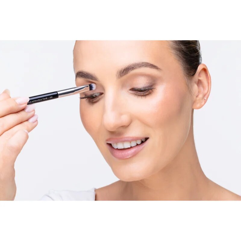 Notino Makeup Brushes Professional Small Eyeshadow Shader Make-Up Brush 202 ecset az alap szemhéjfestékekre 1 db