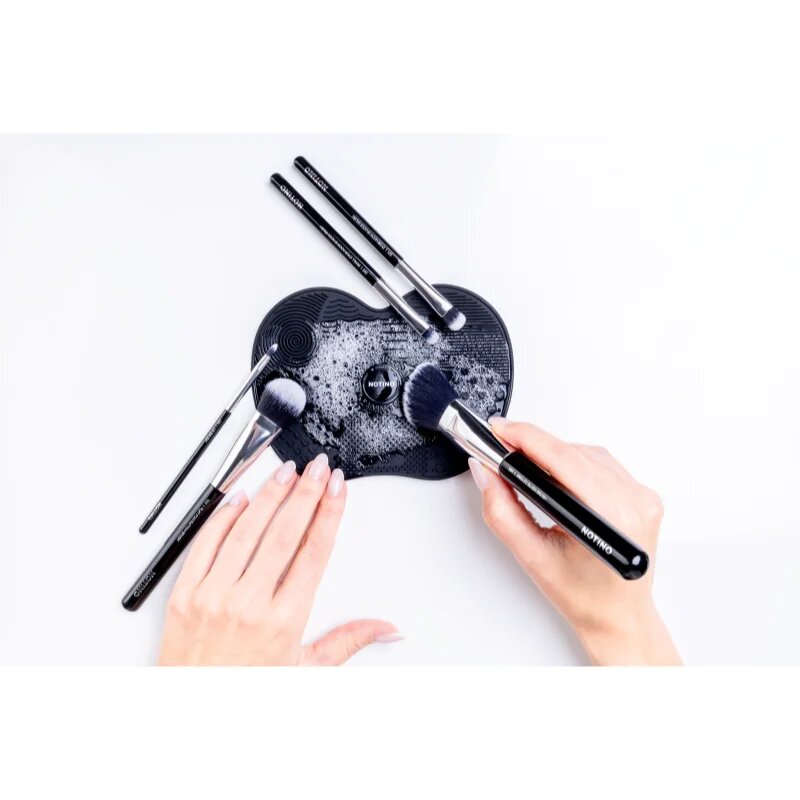 Notino Makeup Brushes Silicone Cleaning Mat For Make-Up Brushes tisztító ecset alátét Black 1 db