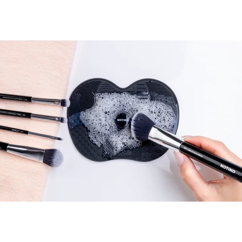 Notino Makeup Brushes Silicone Cleaning Mat For Make-Up Brushes tisztító ecset alátét Black 1 db
