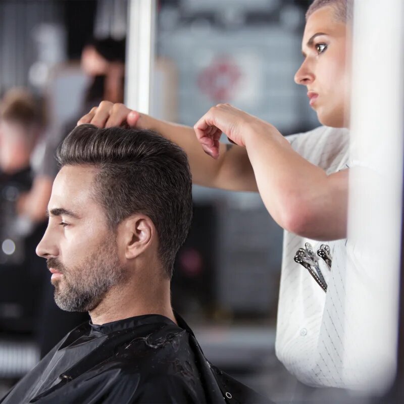 Redken Brews modellező pomádé a sima megjelenésű frizuráért 100 ml