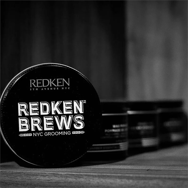 Redken Brews modellező pomádé a sima megjelenésű frizuráért 100 ml