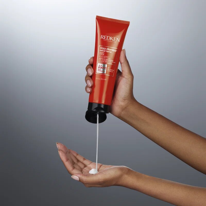 Redken Frizz Dismiss hővédő krém a rakoncátlan haj kisimítására 250 ml