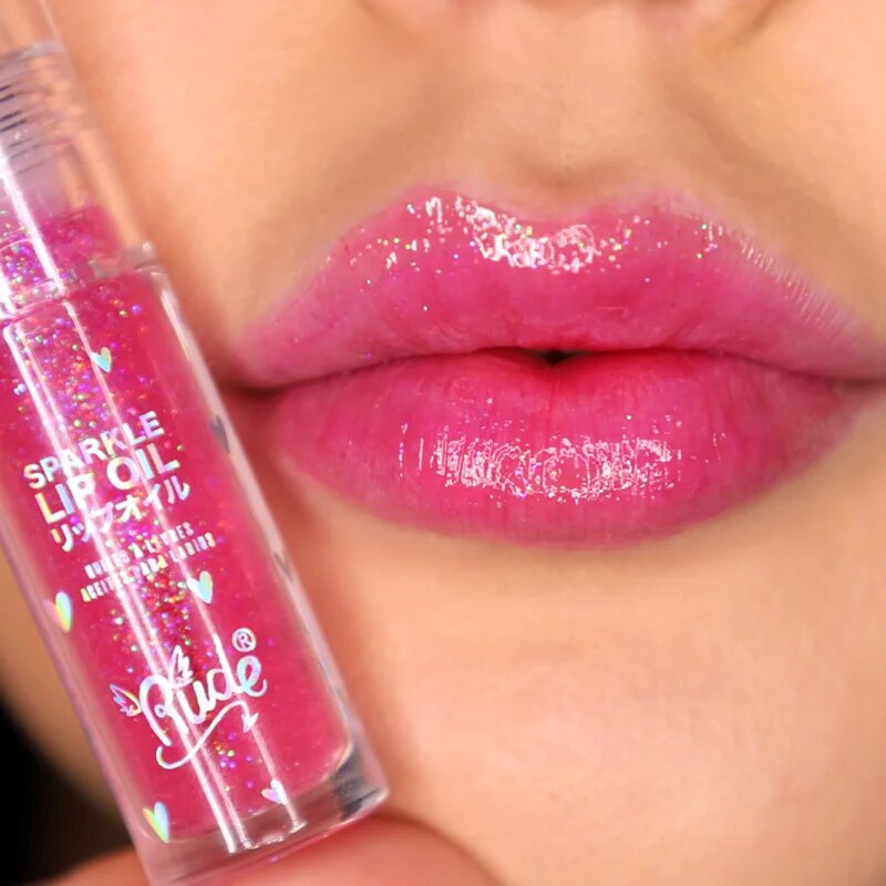 Rude Cosmetics Manga Collection Sparkle Lip Oil tonizáló olaj az ajkakra hidratáló hatással árnyalat Strawberry 4 g