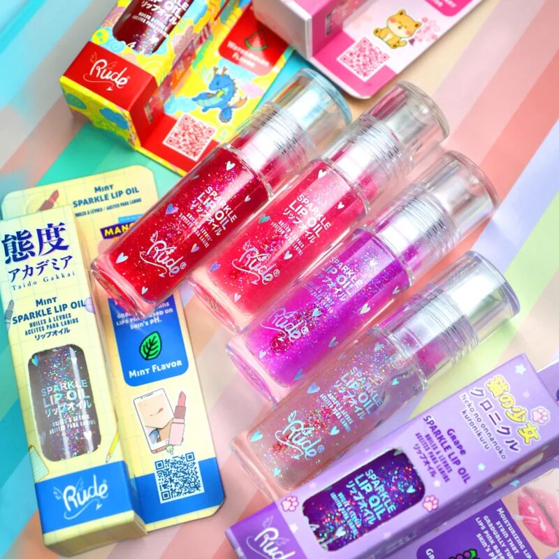 Rude Cosmetics Manga Collection Sparkle Lip Oil tonizáló olaj az ajkakra hidratáló hatással árnyalat Strawberry 4 g